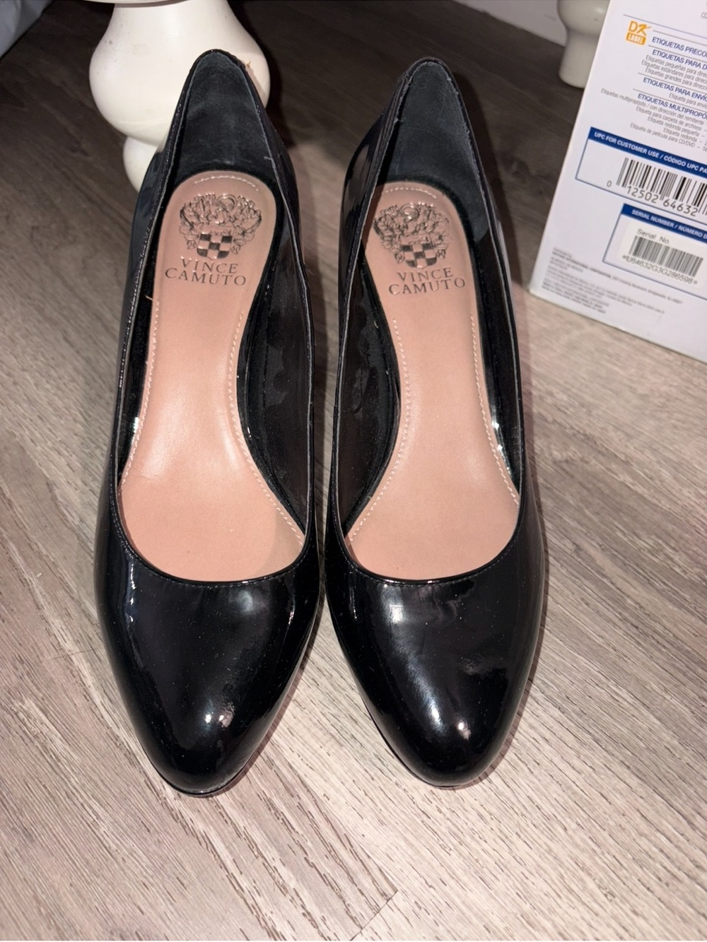 Vince Camuto Black Patent Leather Round Toe Pumps 8.5 like new